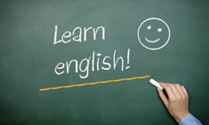 جملة على السبورة عن تعلم اللغة الإنجليزية