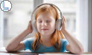 طفل يتعلم اللغة الإنجليزية من خلال الاستماع إلى الموسيقى