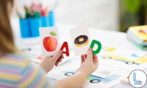 الاطفال يتعلمون اللغة الانجليزية